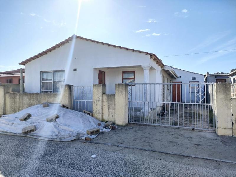 4 Bedroom Property for Sale in Ilitha Park Western Cape